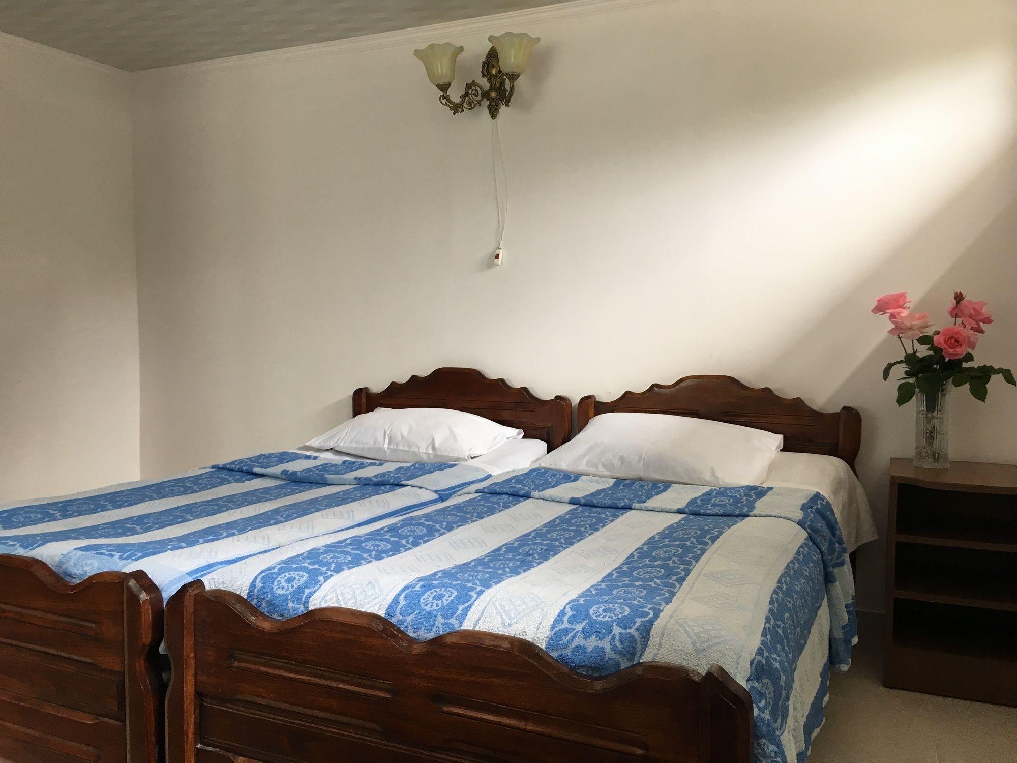 White Guest House Batoumi Extérieur photo