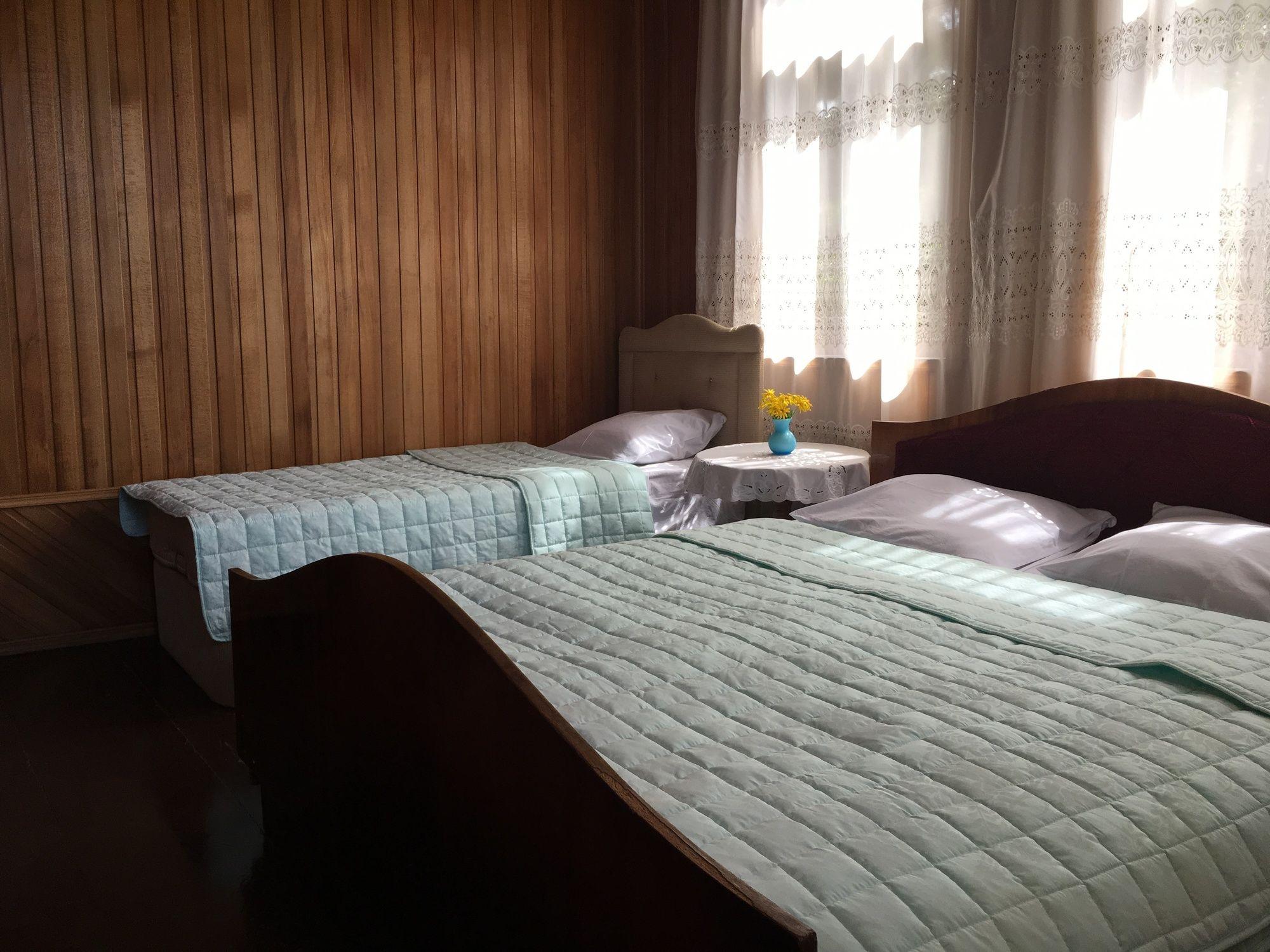White Guest House Batoumi Extérieur photo
