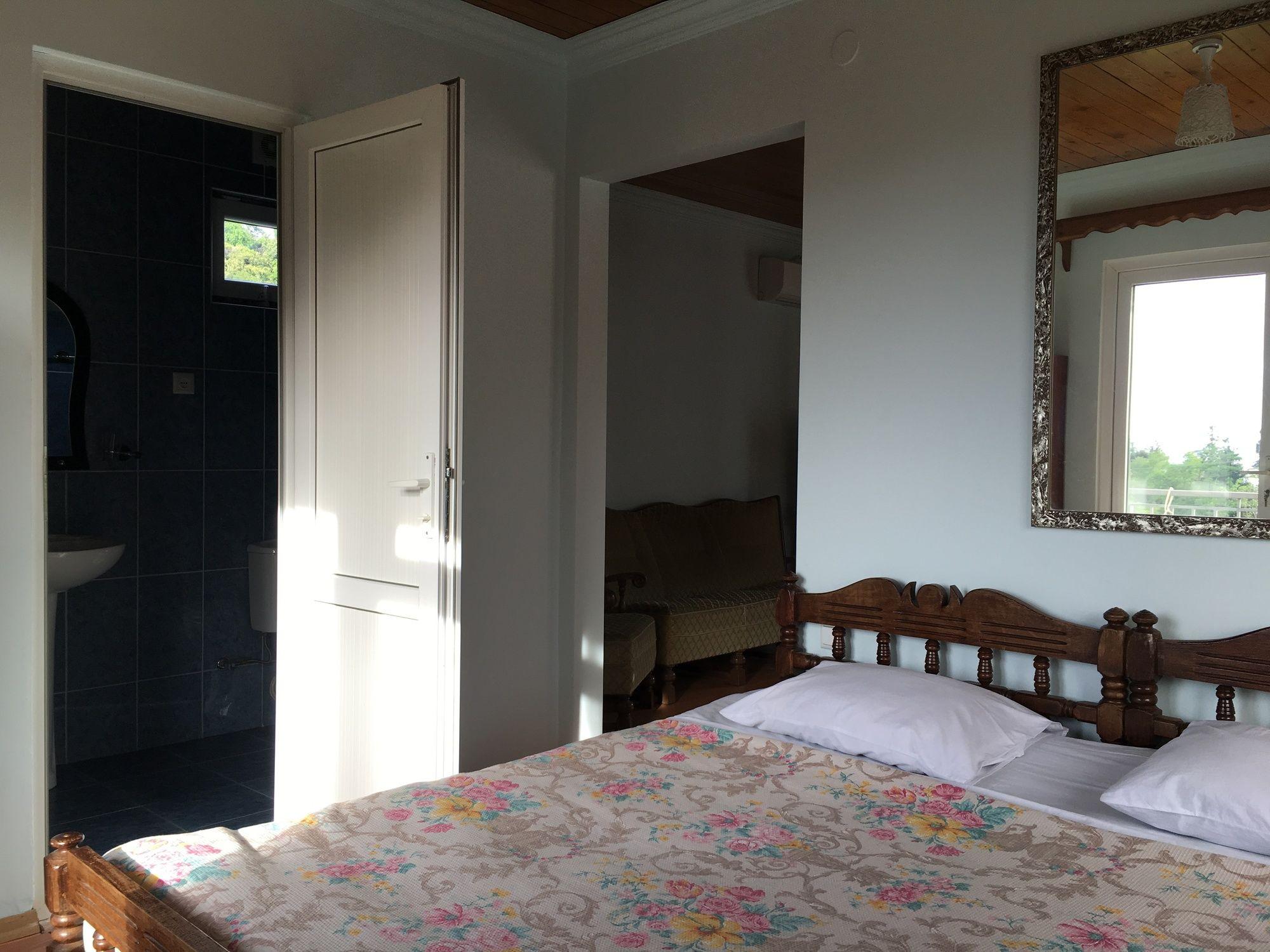 White Guest House Batoumi Extérieur photo