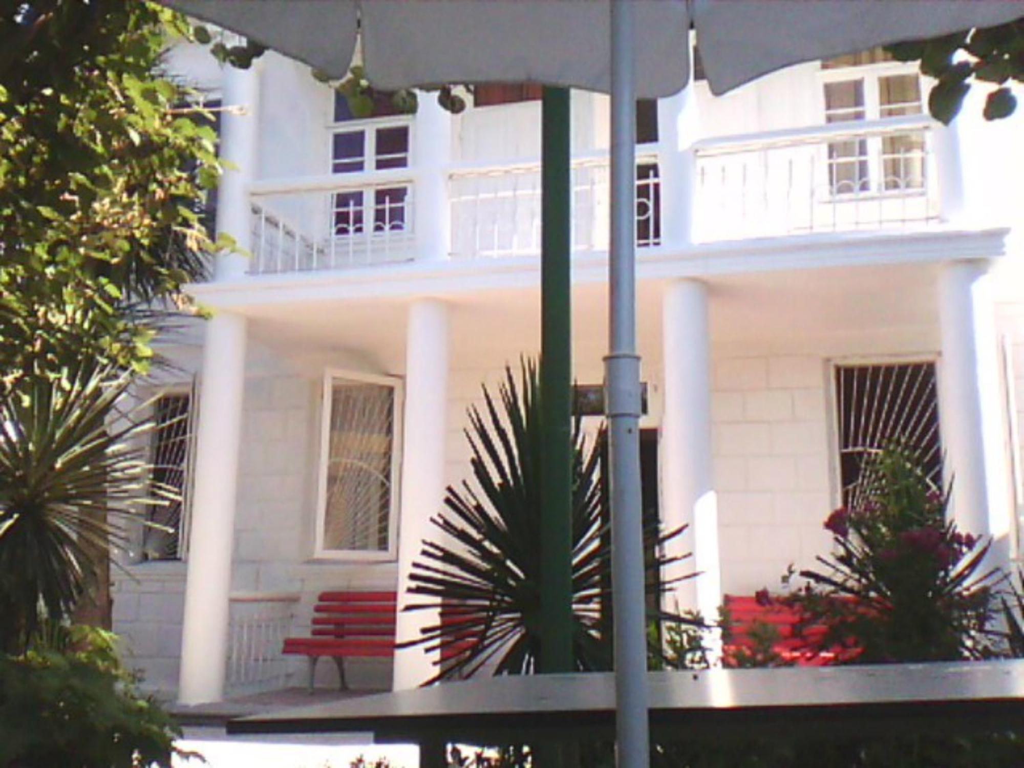 White Guest House Batoumi Extérieur photo