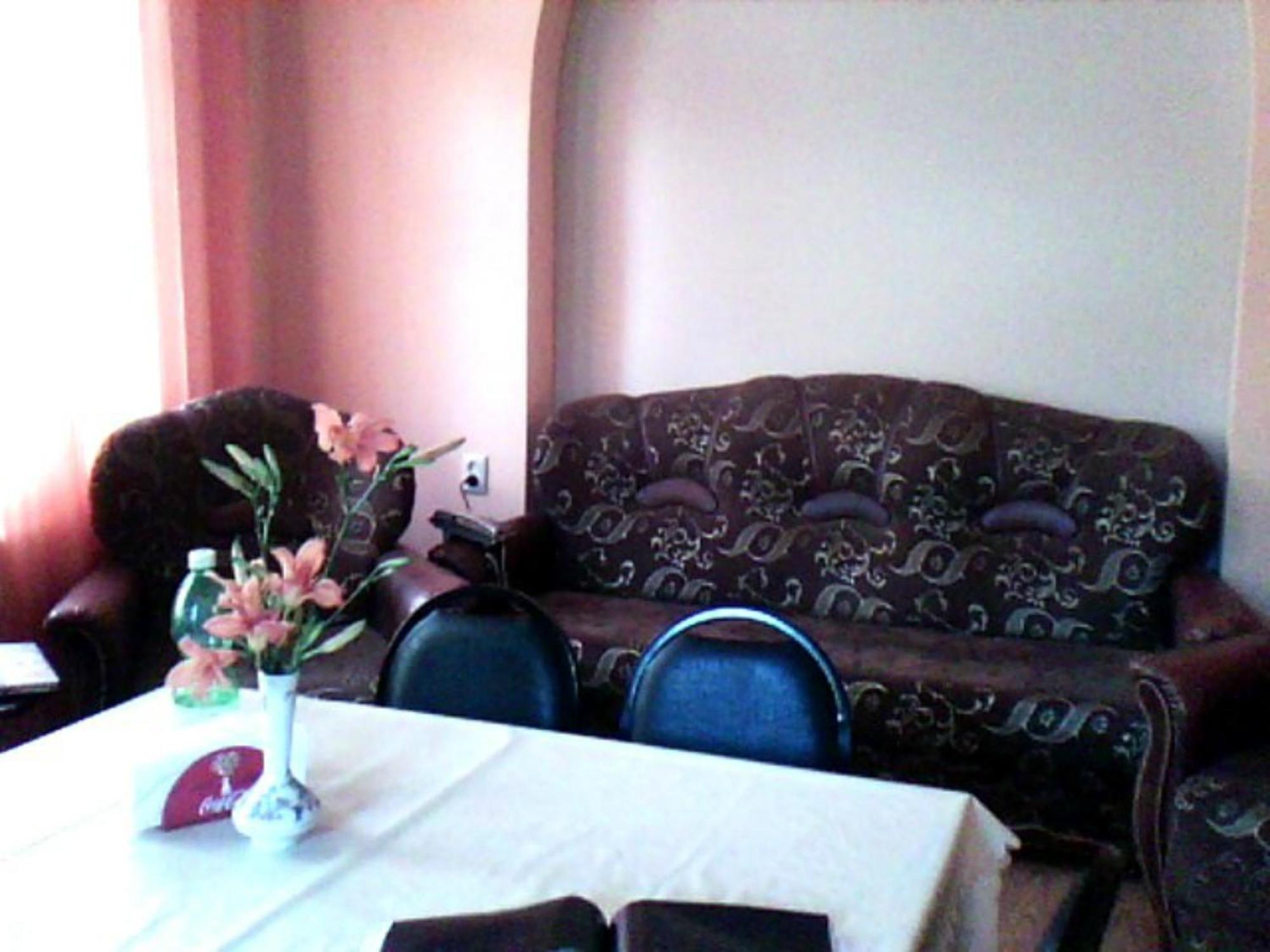 White Guest House Batoumi Extérieur photo
