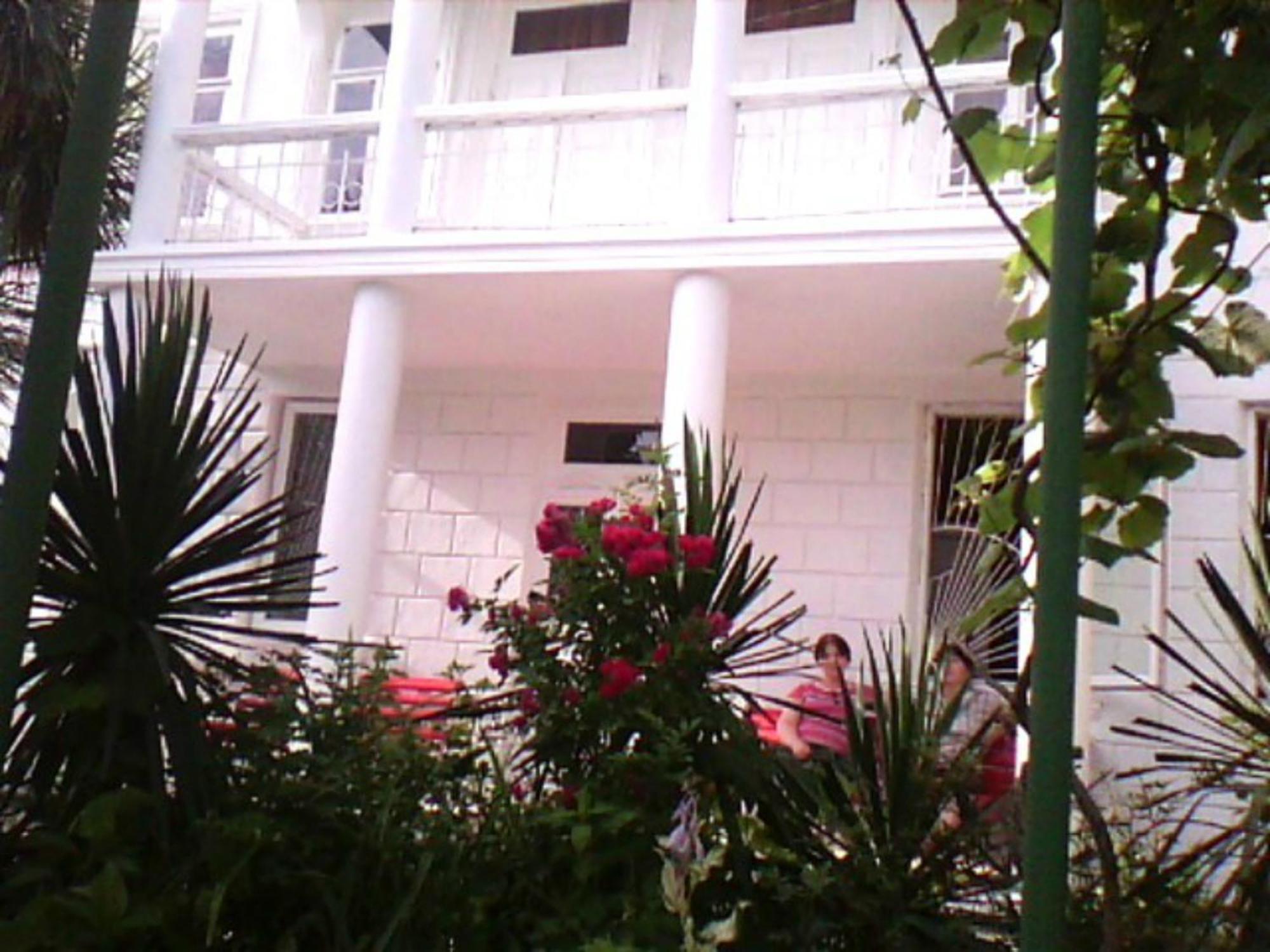 White Guest House Batoumi Extérieur photo