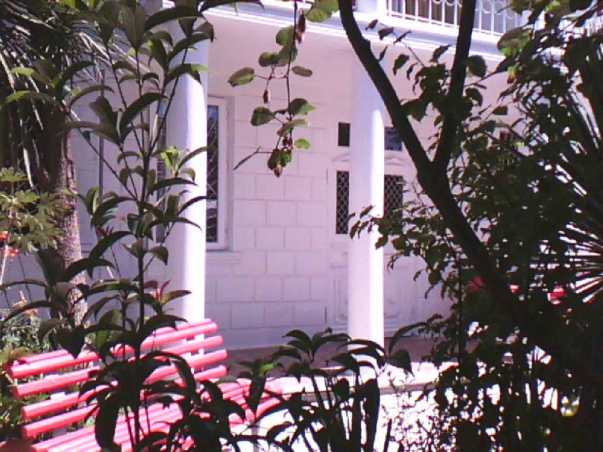 White Guest House Batoumi Extérieur photo