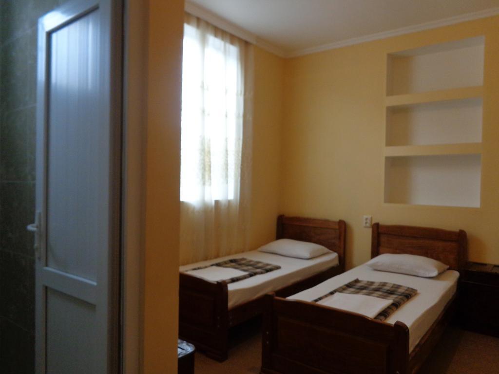 White Guest House Batoumi Extérieur photo