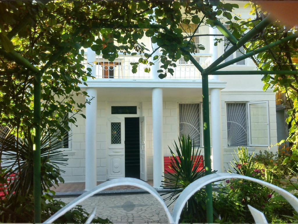 White Guest House Batoumi Extérieur photo