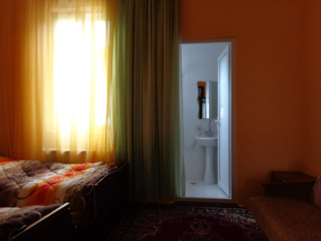White Guest House Batoumi Extérieur photo