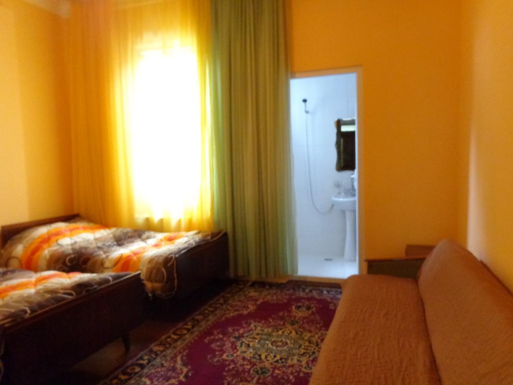 White Guest House Batoumi Extérieur photo