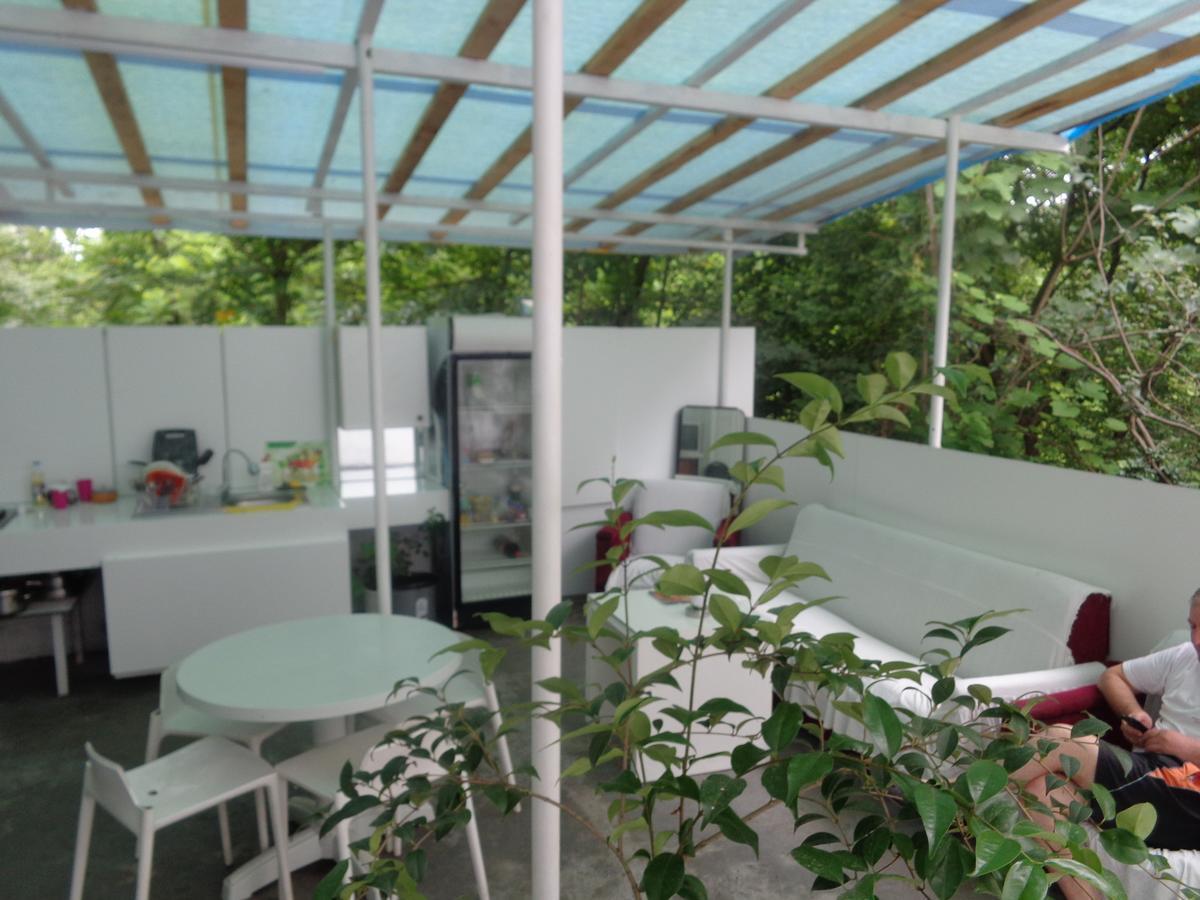 White Guest House Batoumi Extérieur photo