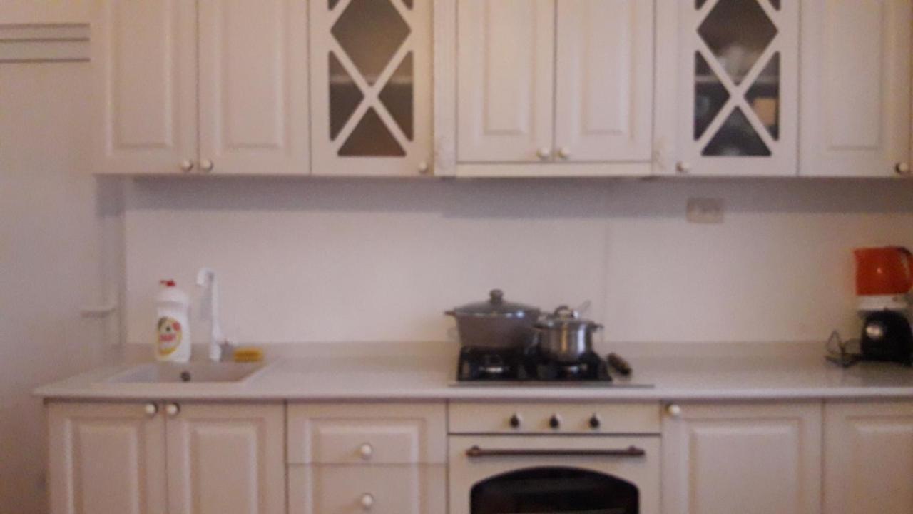 White Guest House Batoumi Extérieur photo